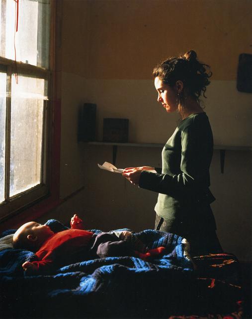 Tom Hunter, Γυναίκα διαβάζει εντολή έξωσης, 1997. Πηγή :http://www.tomhunter.org/persons-unknown/
