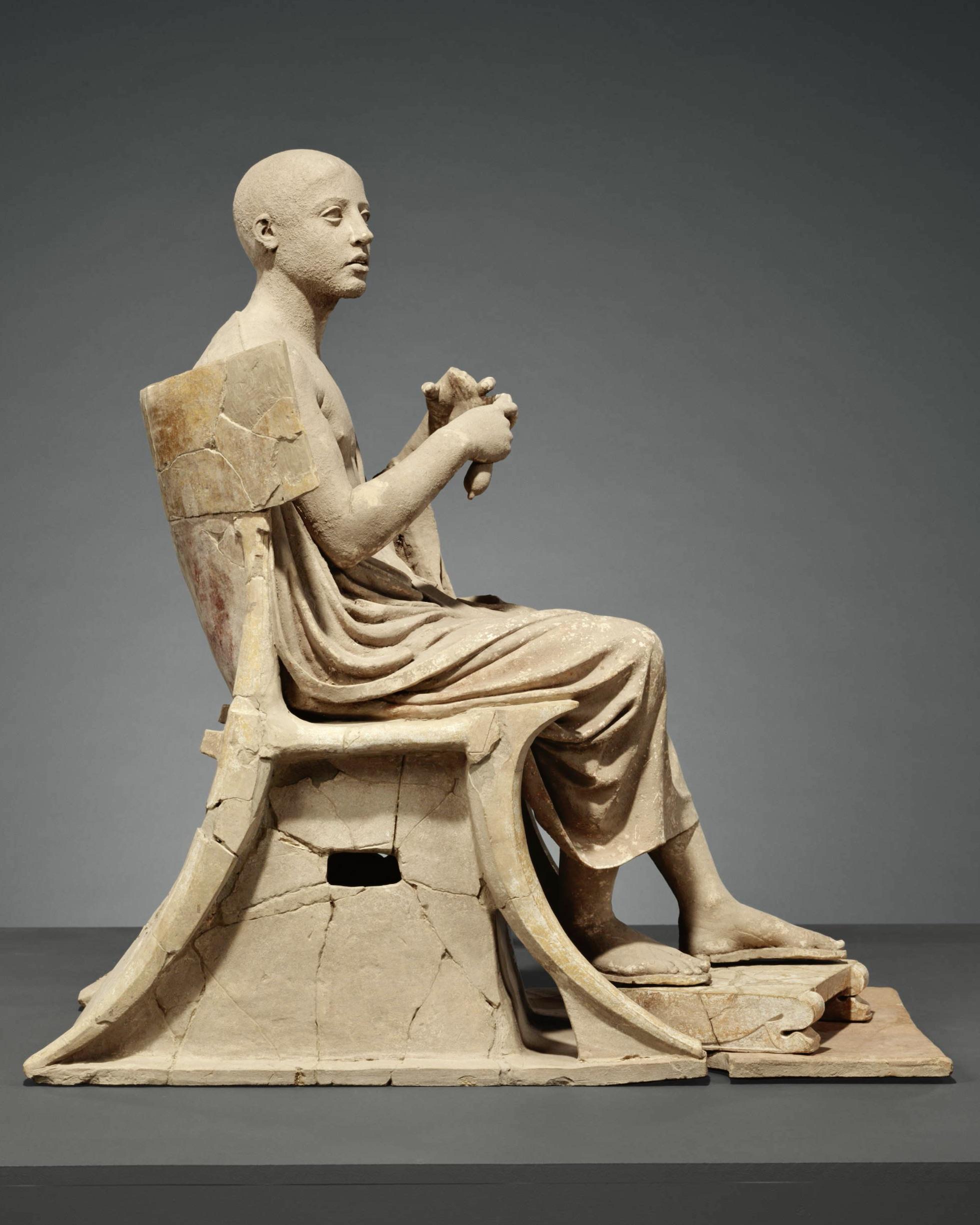Πήλινος ανδριάντας καθημένης μορφής ποιητή, αοιδού ή του Ορφέα, από επιτάφιο σύνταγμα με δύο Σειρήνες, MArTA - Museo Archeologico Nazionale di Taranto.